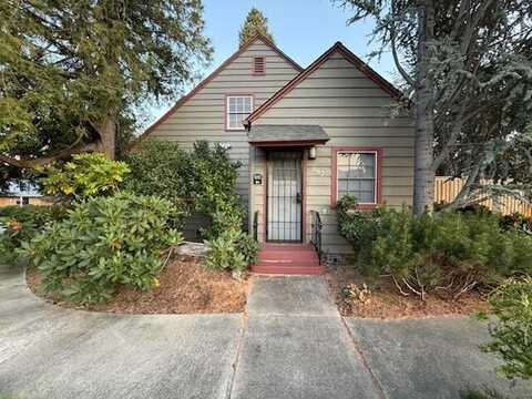 882 NE 7th Street, Grants Pass, OR 97526