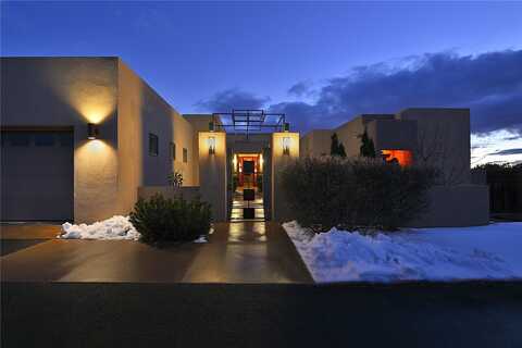 570 Via Arista, Santa Fe, NM 87506