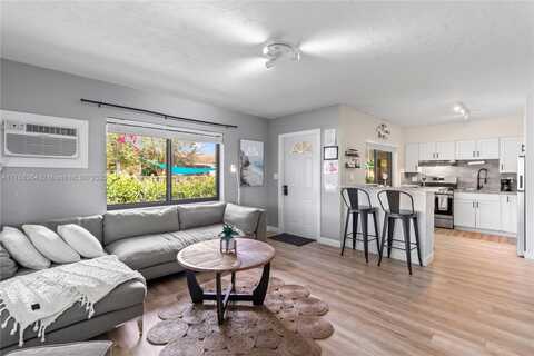 715 NE 6th St, Hallandale Beach, FL 33009