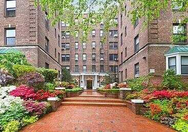 21 BARSTOW RD. 5i, Great Neck, NY 11021