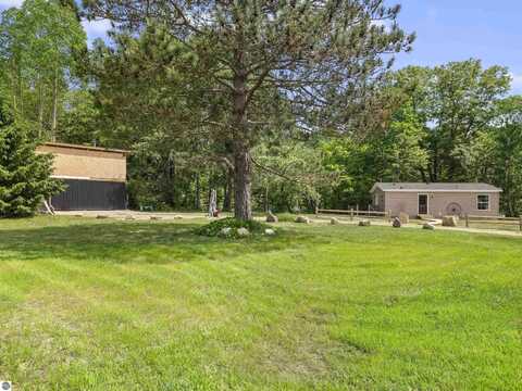 8761 W 48 Road, Wellston, MI 49689