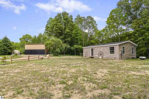 8761 W 48 Road, Wellston, MI 49689