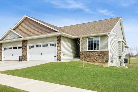 710 Creekside Dr, Tiffin, IA 52340