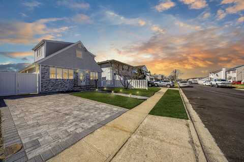 27 W Granada Avenue, Lindenhurst, NY 11757
