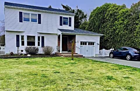 17 Tuttle Avenue, Eastport, NY 11941