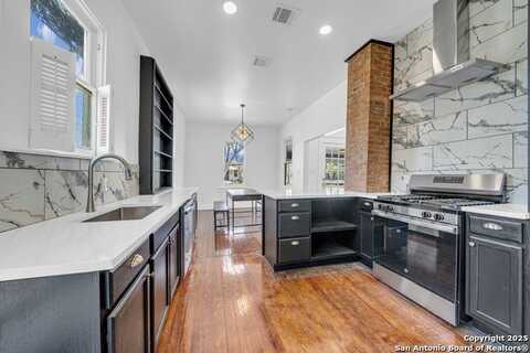 1040 W Rosewood Avenue, San Antonio, TX 78201