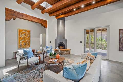 46 E Via Plaza Nueva, Santa Fe, NM 87507