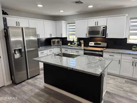 872 W DESERT SKY Drive, San Tan Valley, AZ 85143