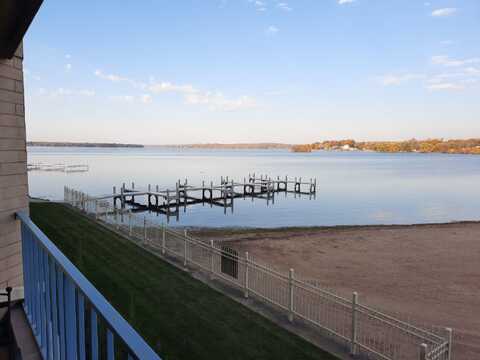 130 W Wisconsin Ave, Pewaukee, WI 53072