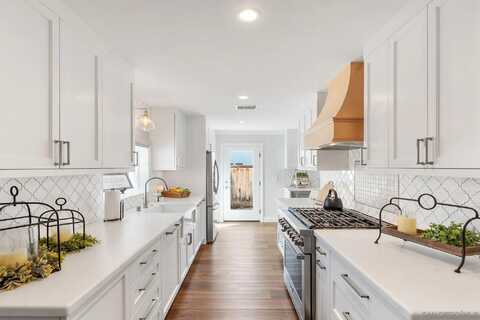 13736 Tobiasson Rd, Poway, CA 92064
