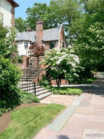 9 Mayfair Ln, Buffalo, NY 14201