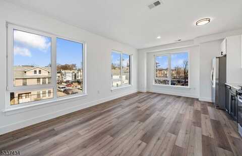560 13th Ave, Newark, NJ 07103