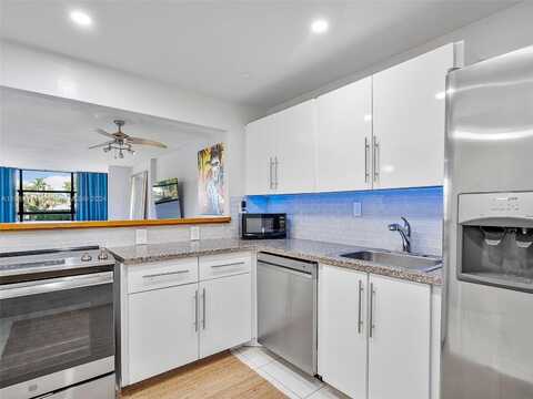600 Parkview Dr, Hallandale Beach, FL 33009