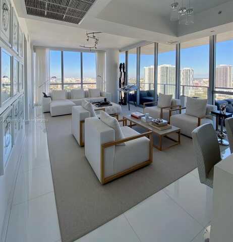1100 Biscayne Blvd, Miami, FL 33132