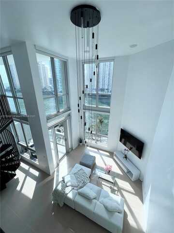 300 S Biscayne Blvd, Miami, FL 33131