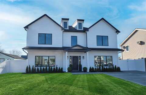 14 Lily Ln, Levittown, NY 11756