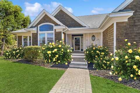 10 Peconic View Court, Southampton, NY 11968