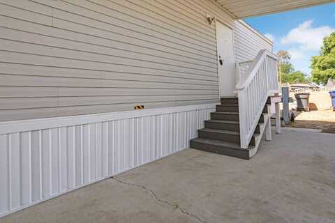 560 W Pleasant Ave, Tulare, CA 93274