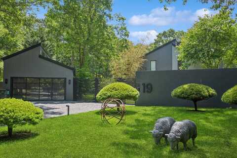 19 Georgica Woods Lane, Wainscott, NY 11975