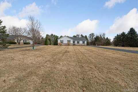 5817 CARTER, Howell, MI 48843