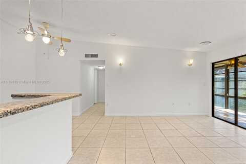 915 NE 199th St, Miami, FL 33179