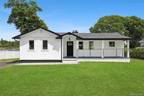 193 Holiday Boulevard, Center Moriches, NY 11934