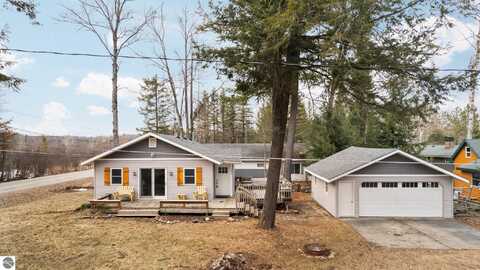 103 Poplar Court, Cadillac, MI 49601