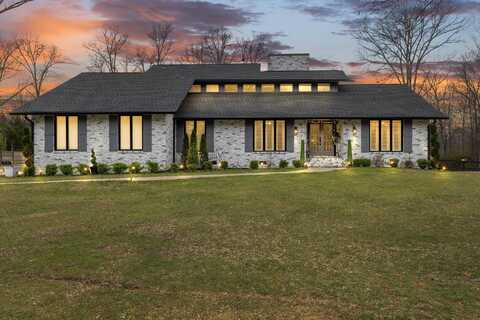 900 SHADES CLIFF Rd, Jasper, AL 35504