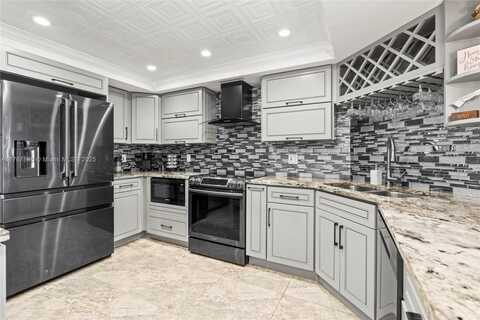 2425 Presidential Way, West Palm Beach, FL 33401