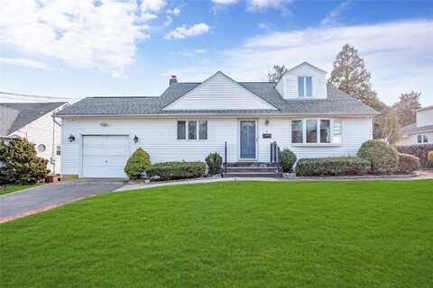 4 Yale Place, Farmingdale, NY 11735