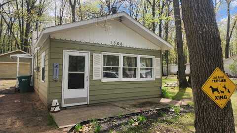1306 Russell, Harrison, MI 48625