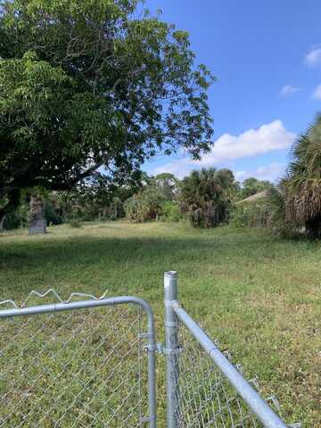 1099 N Haverhill Road, Haverhill, FL 33417