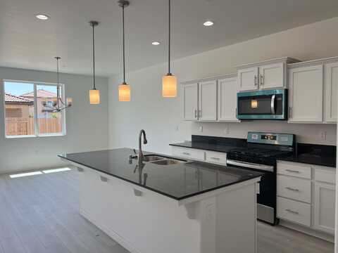1512 Crimson Way, Dinuba, CA 93618