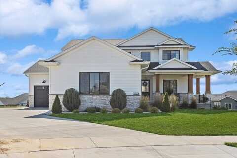1702 Green Oak Cir, Tiffin, IA 52340