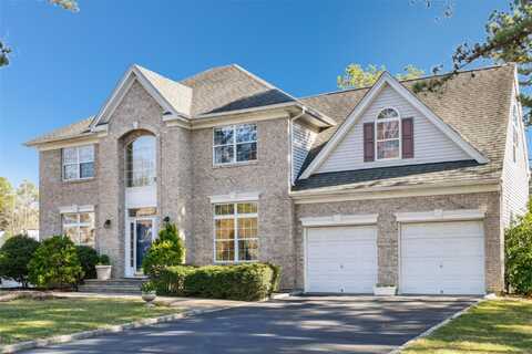 10 Pineland Court, Dix Hills, NY 11746