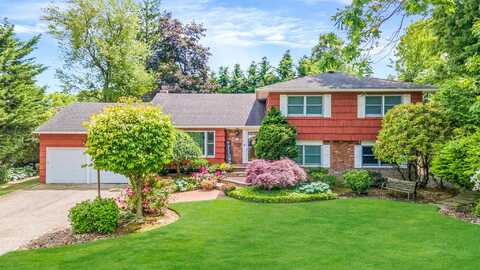 17 Pound Ridge Road, Plainview, NY 11803