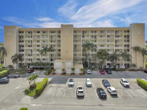 7240 Huntington Lane, Delray Beach, FL 33446