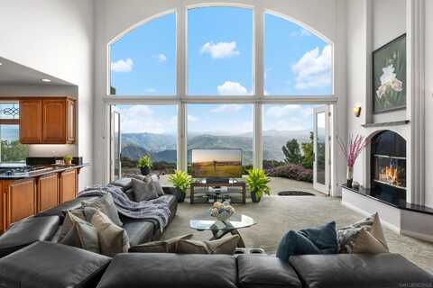 410 WOODLAND LN, El Cajon, CA 92021