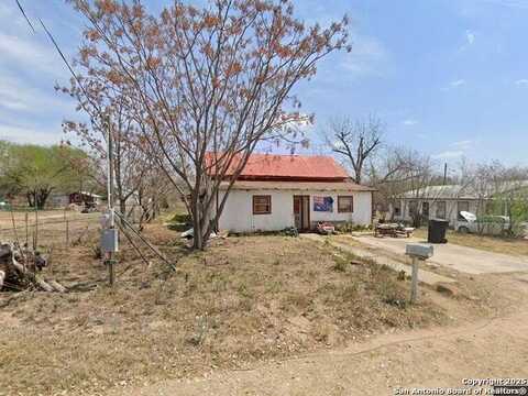 712 DEVINE DR, Devine, TX 78016
