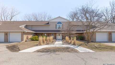 2047 Hunters Ridge Dr #111, MASON CITY, IA 50401