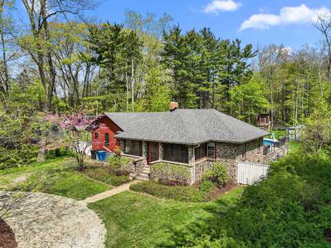 8633 East Road, Lakeside, MI 49116