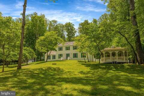 9201 POTOMAC WOODS LN, GREAT FALLS, VA 22066