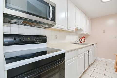74 Springvale Ave, Chelsea, MA 02150