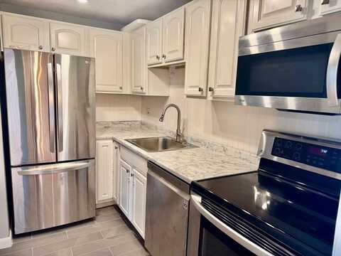 95 Fountain Ln, Weymouth, MA 02190