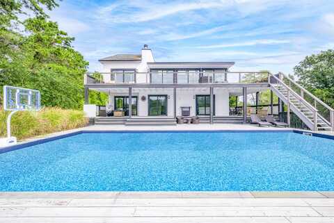 15 McGregor Drive, Southampton, NY 11968