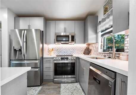 10123 Sunrise Lakes Blvd, Sunrise, FL 33322