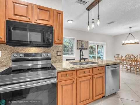 4776 Lago Vista Dr, Coconut Creek, FL 33073