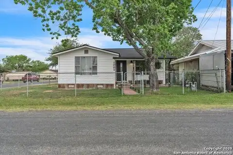 1001 Green St., Poth, TX 78147