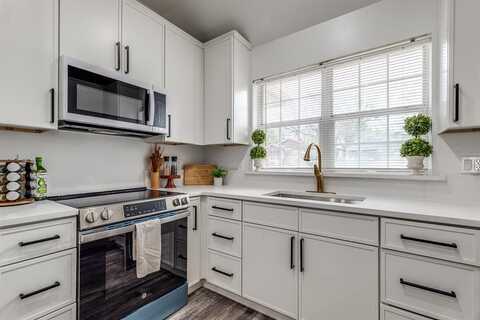 559 Helena Street, Dallas, TX 75217