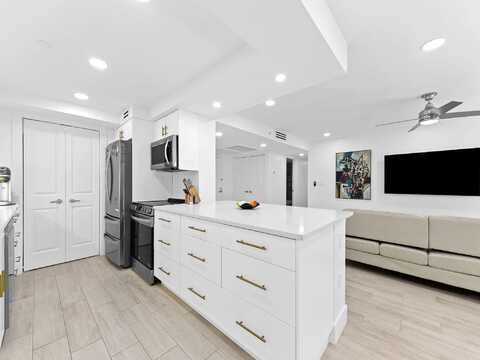 899 Jeffery Street, Boca Raton, FL 33487